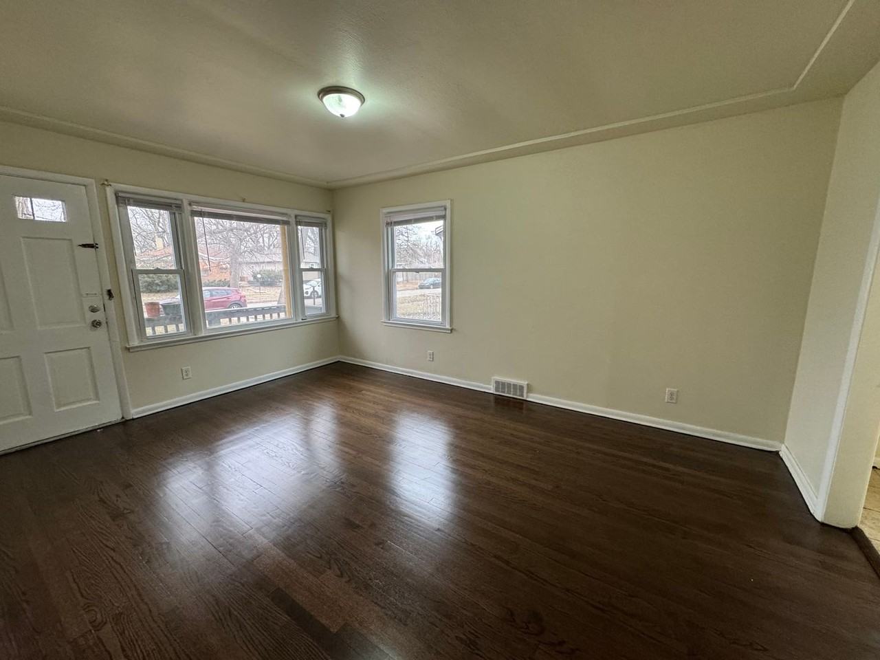 749 Hovey St - Photo 4 of 31