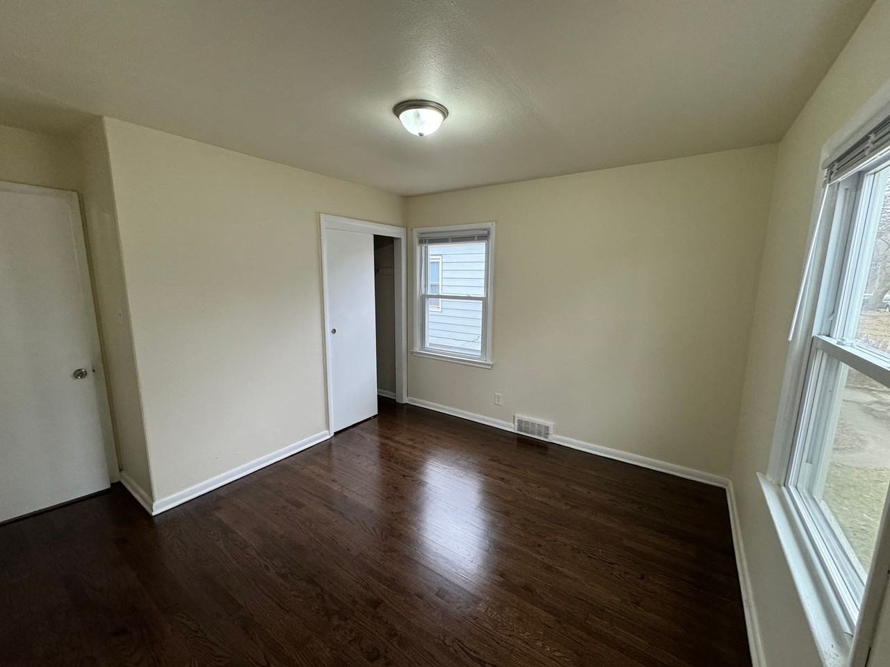 749 Hovey St - Photo 5 of 31