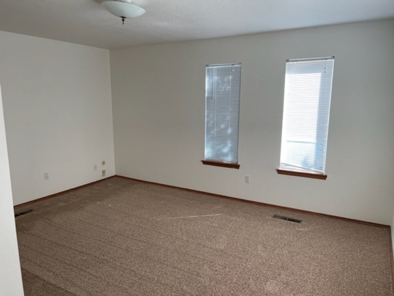 2101 White Cloud St Ne - Photo 6 of 10