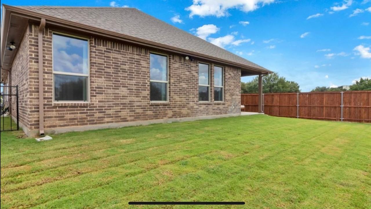 15837 Holland Hill Ln - Photo 3 of 20
