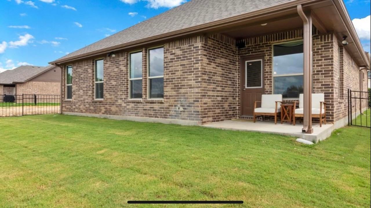 15837 Holland Hill Ln - Photo 2 of 20