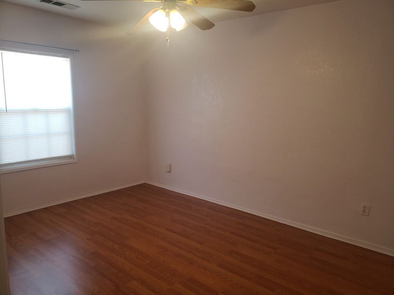 658 S Cesar Chavez St - Photo 4 of 12