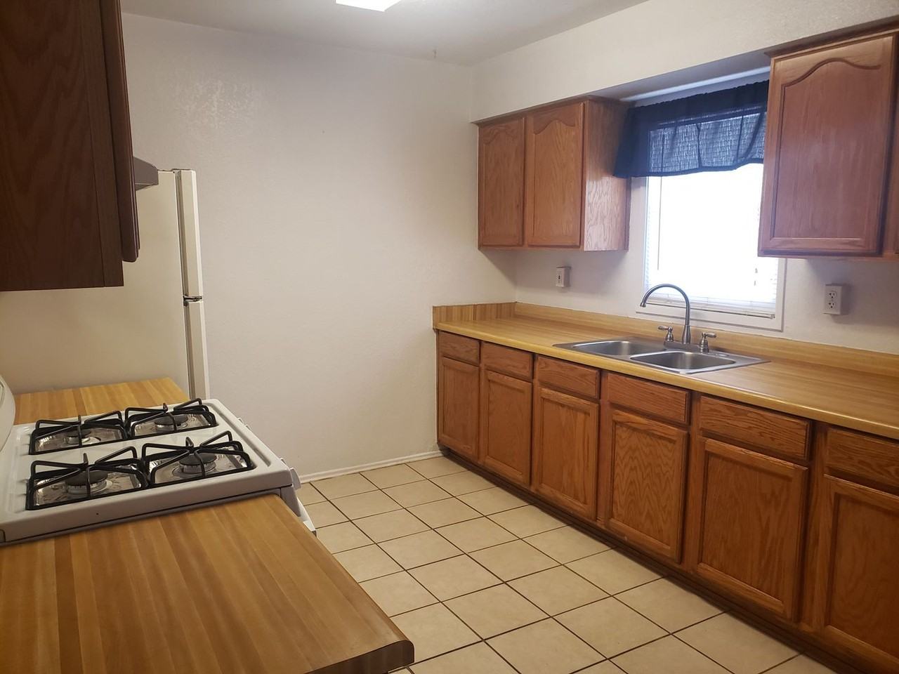 658 S Cesar Chavez St - Photo 6 of 12