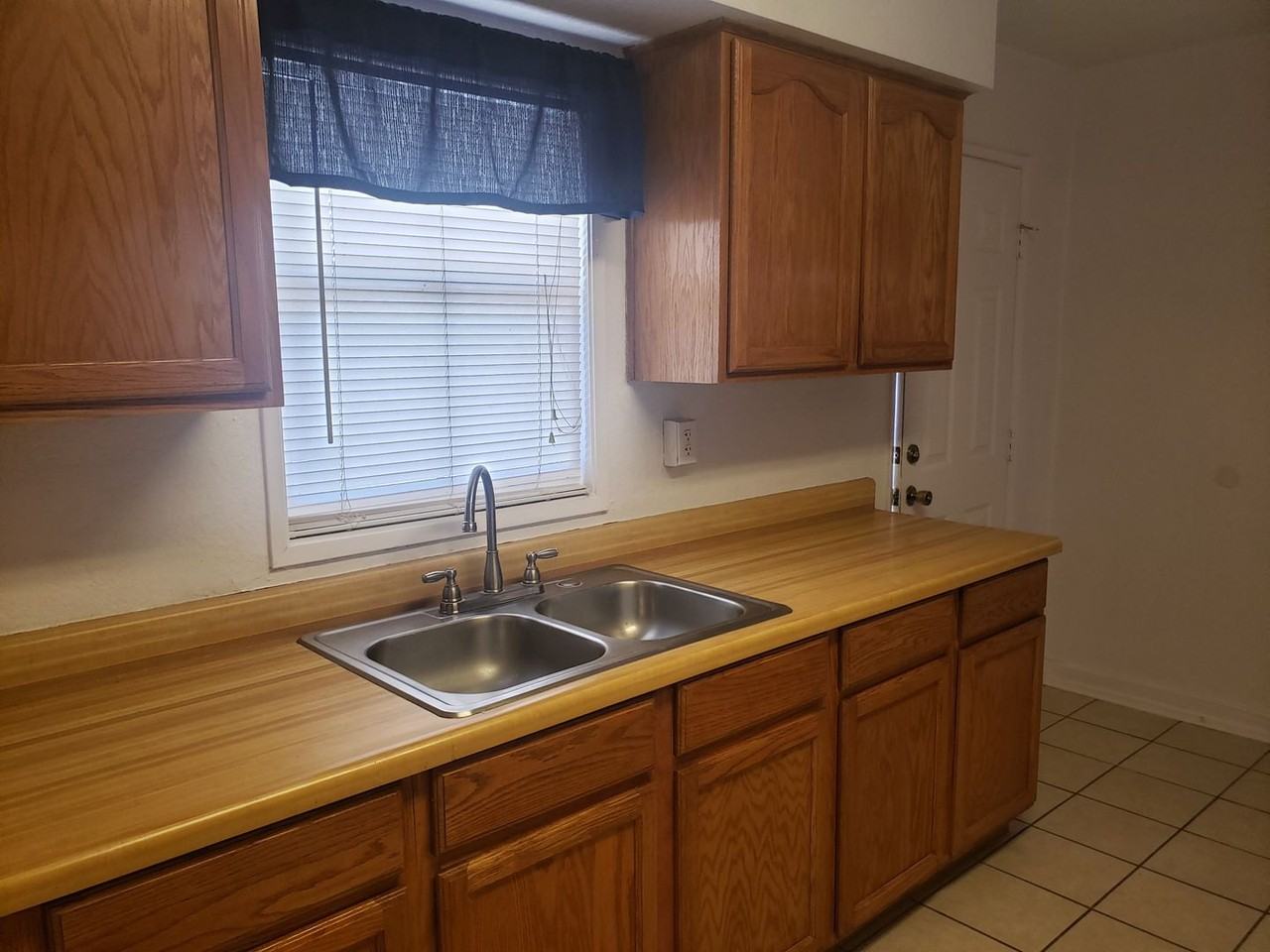 658 S Cesar Chavez St - Photo 7 of 12