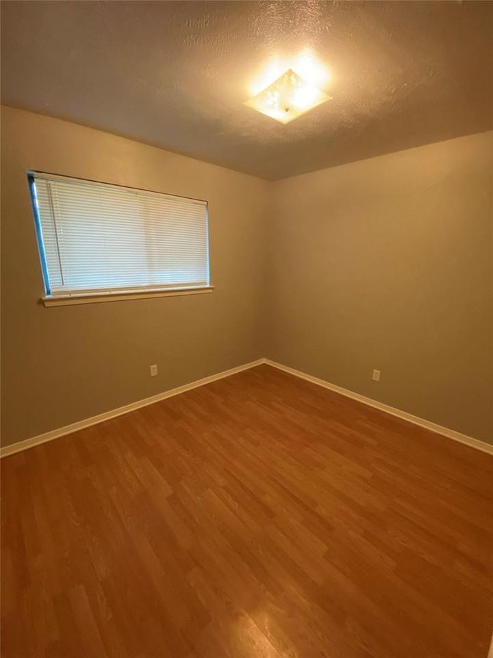 1102 Laurelhill Ct - Photo 5 of 20