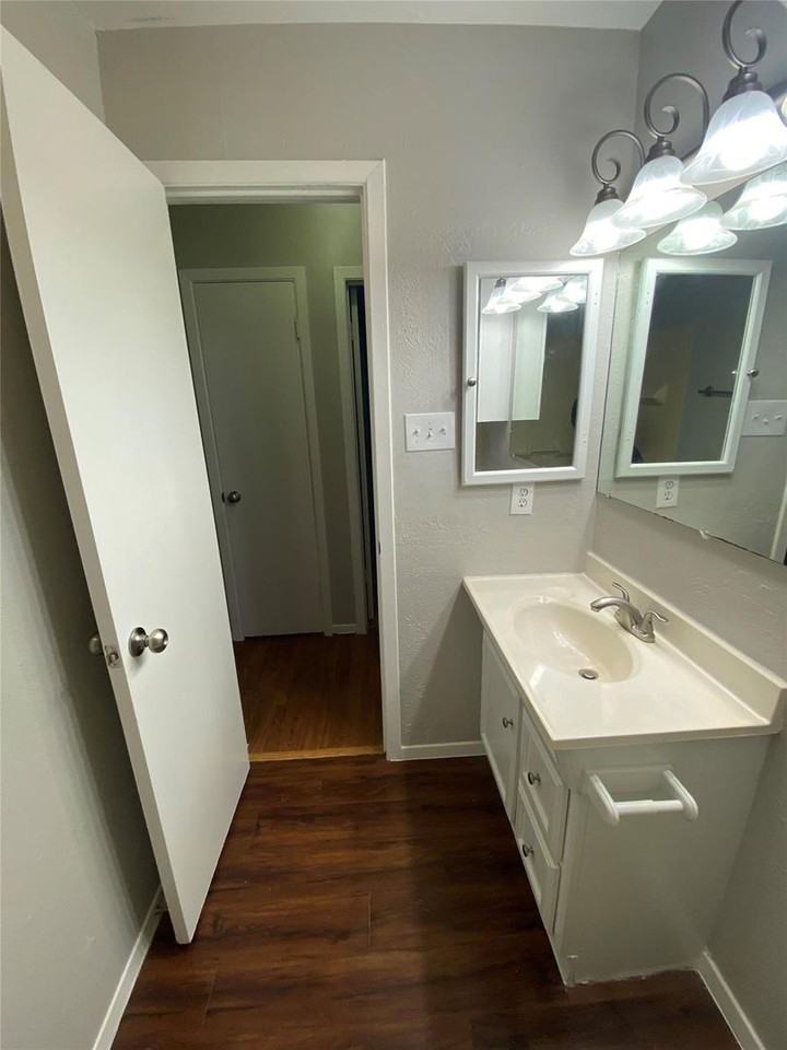 1102 Laurelhill Ct - Photo 6 of 20