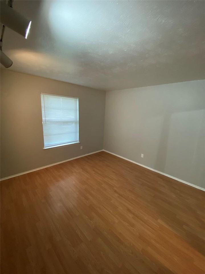 1102 Laurelhill Ct - Photo 7 of 20