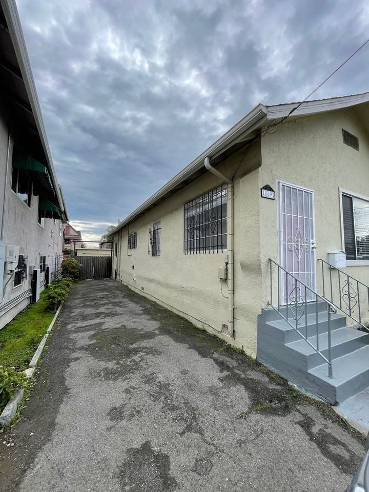 869 Brockhurst St - Photo 3 of 12