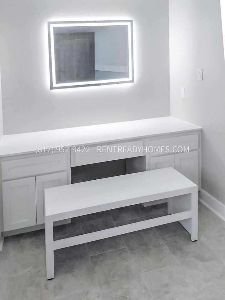 7717 Yoe St - Photo 6 of 14