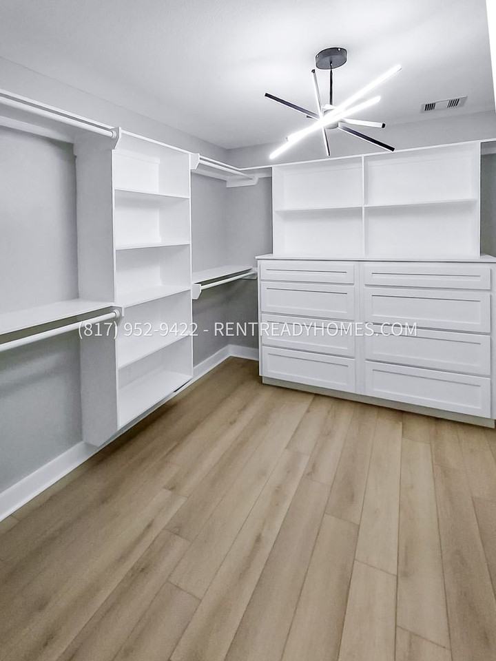 7717 Yoe St - Photo 7 of 14