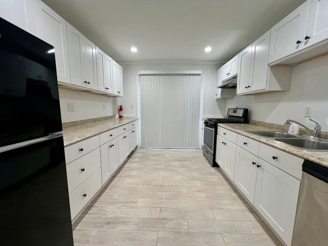 853 Earp St - Photo 3 of 17