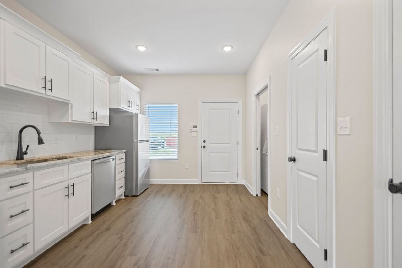 201 E 17th St - Photo 7 of 22