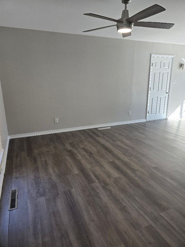 1040 Erie St - Photo 3 of 30