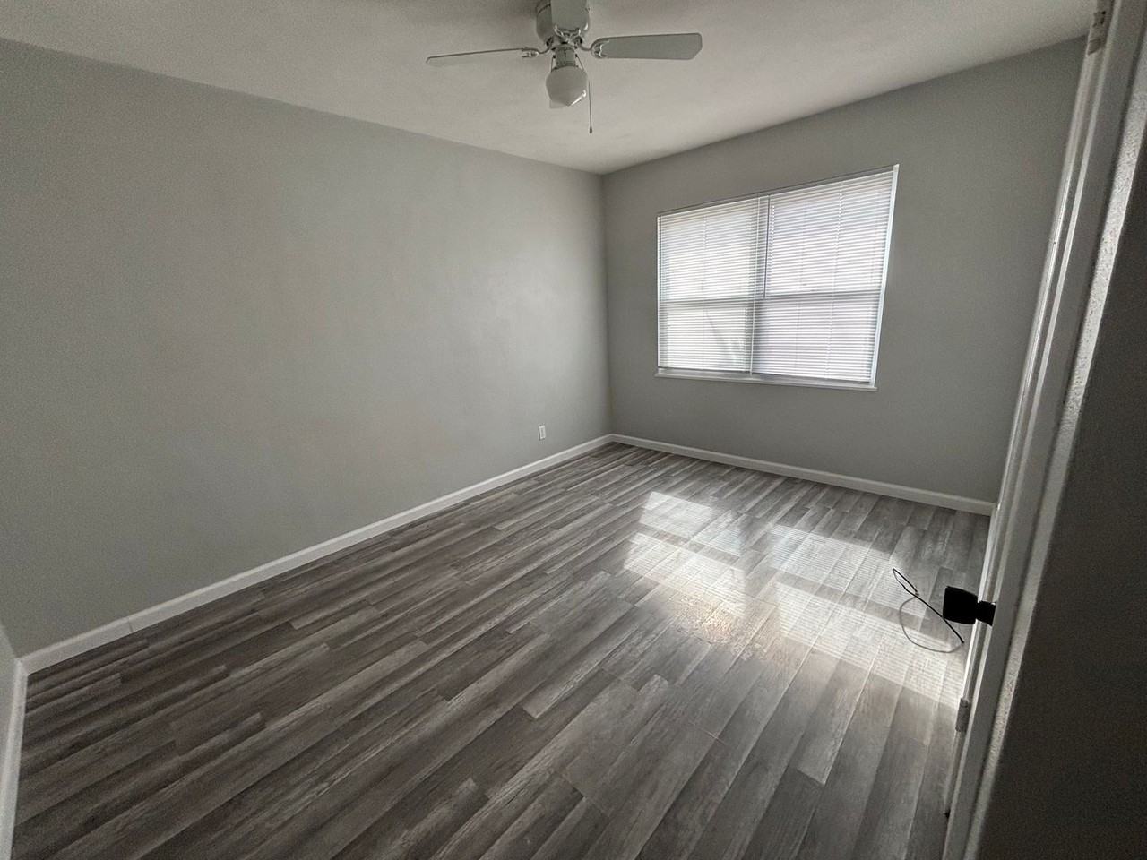 831 Hornsby Ave - Photo 4 of 27