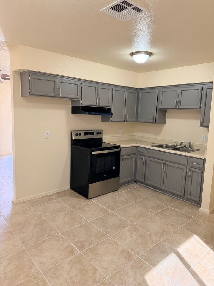 245 E C St - Photo 7 of 18