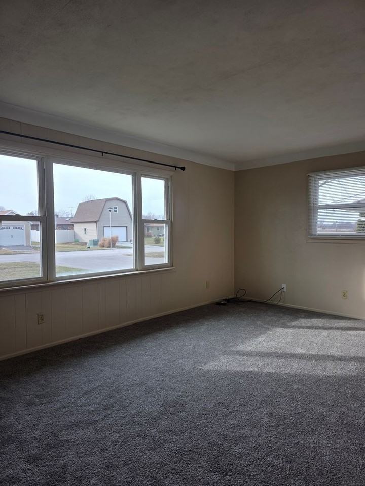 520 Eastview Dr - Photo 2 of 14