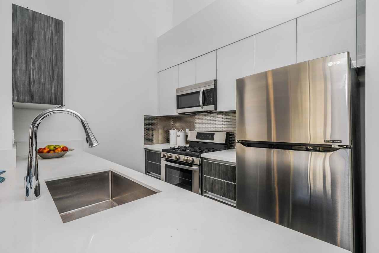 Townhouse in East Hollywood w/ Parking & Private Rooftop Deck! - Photo 3 of 14