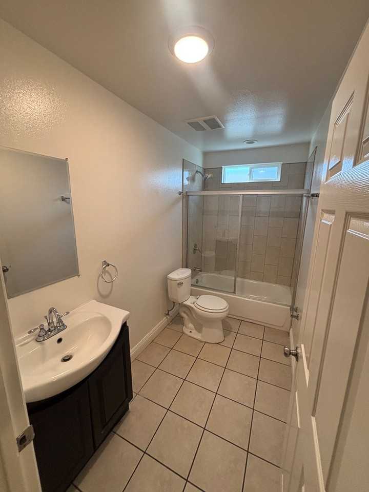 1128 East 50th Street #1/2 - Photo 6 of 21