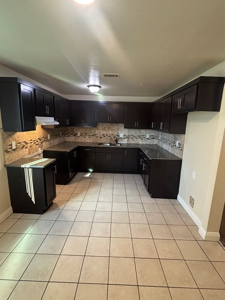 1128 East 50th Street #1/2 - Photo 4 of 21