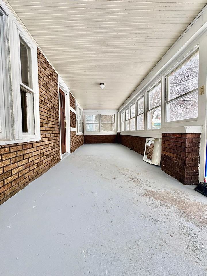 614 E Broadway St - Photo 3 of 23