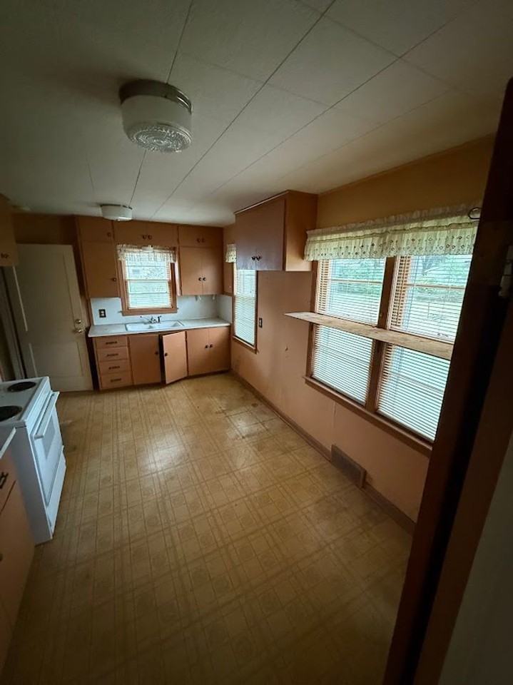 646 S Pinecrest St - Photo 5 of 8