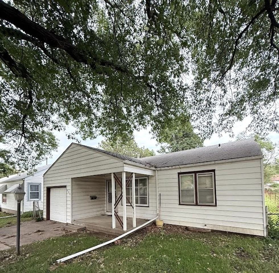 646 S Pinecrest St - Photo 6 of 8