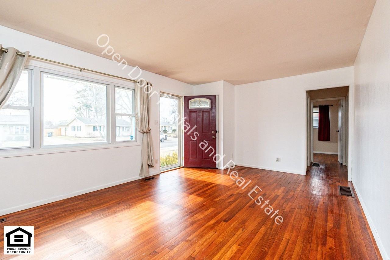 605 N Camden Dr - Photo 4 of 36