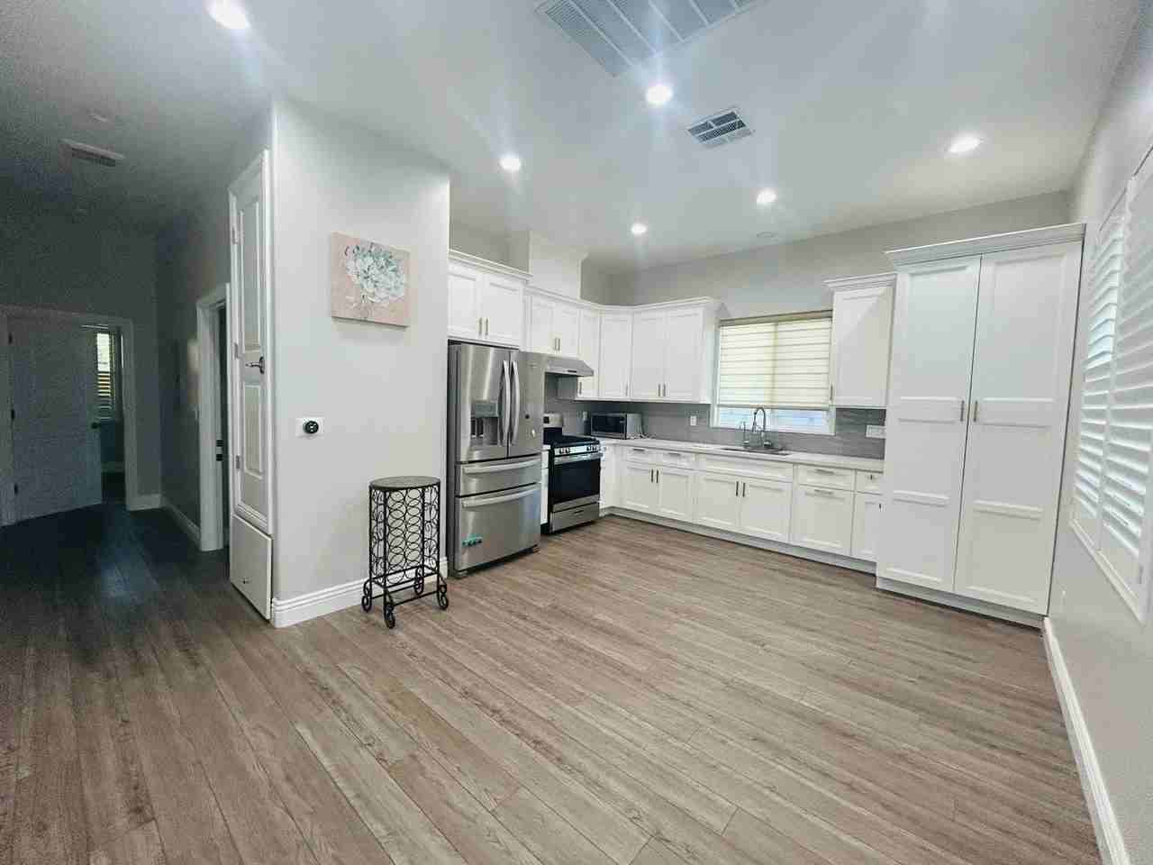 1318 S Kings Court Dr #B - Photo 4 of 20