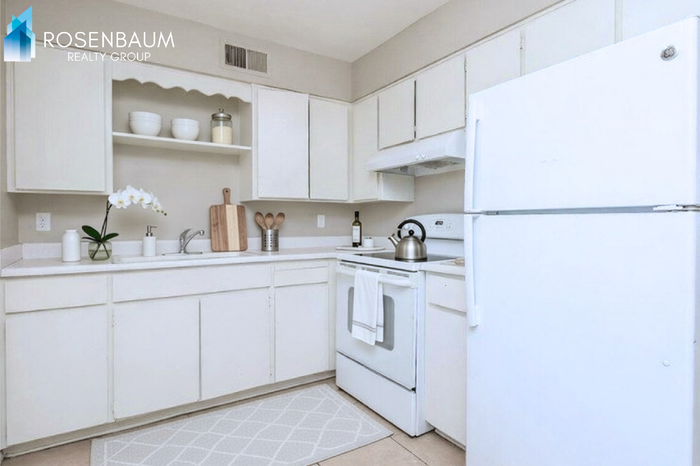 826 E 4th Pl #B - Photo 4 of 6