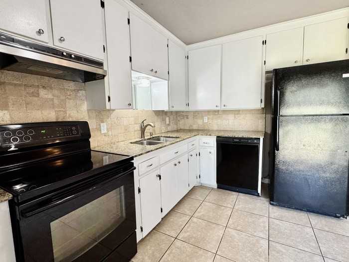 1113 N Hickory Ave - Photo 4 of 31