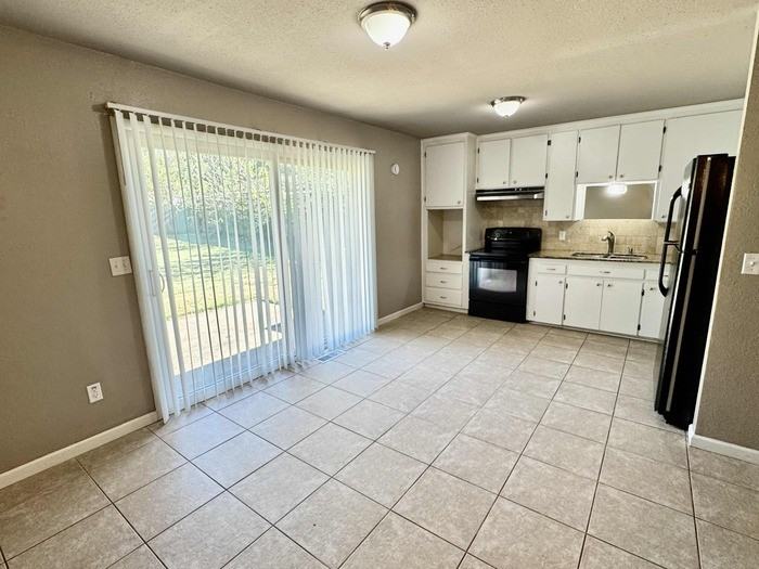 1113 N Hickory Ave - Photo 7 of 31