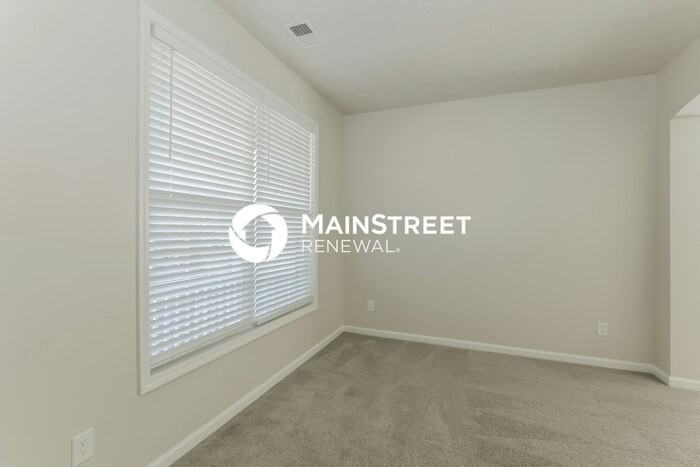 241 Winthrop Ln - Photo 2 of 19