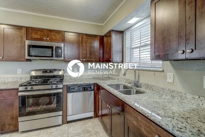 1004 Birchwood Ln - Photo 4 of 16