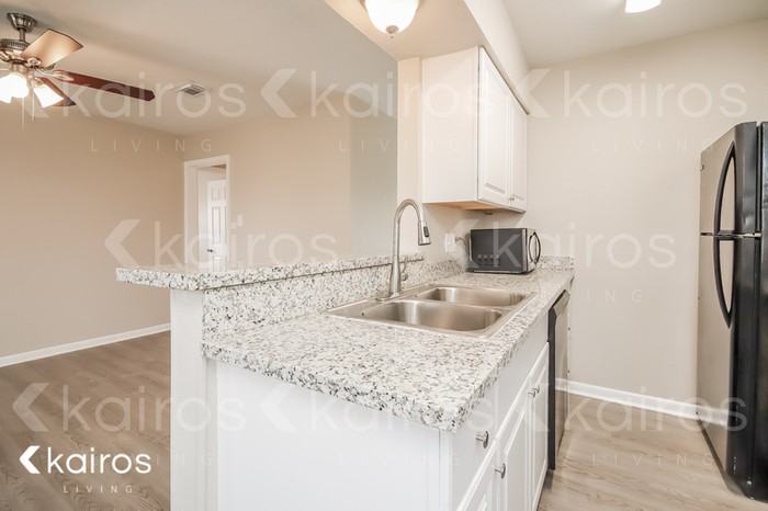 304 Robbie St - Photo 6 of 16