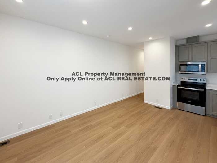 1325 Russell Way - Photo 5 of 15