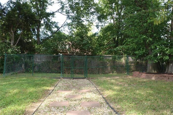 7415 Wellington Ave - Photo 4 of 34