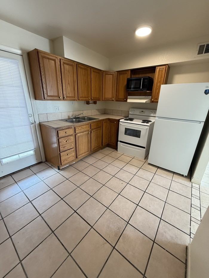 352 E Laguna St - Photo 3 of 10