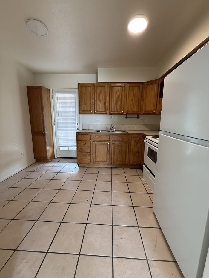 352 E Laguna St - Photo 4 of 10