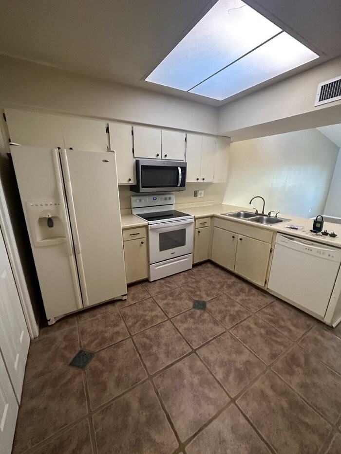 273 East Vía Terrenal - Photo 2 of 26