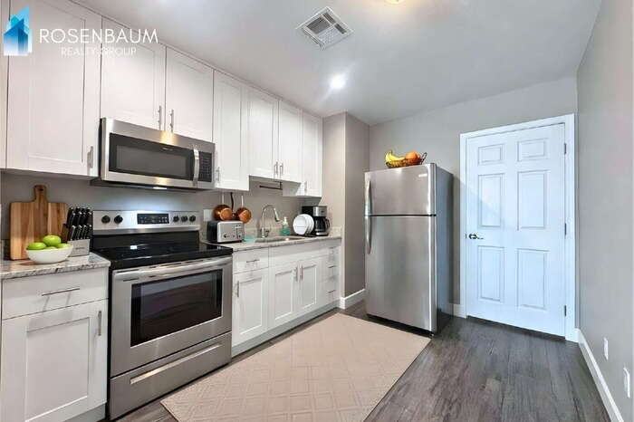 550 W 9th St #2 - Photo 3 of 10