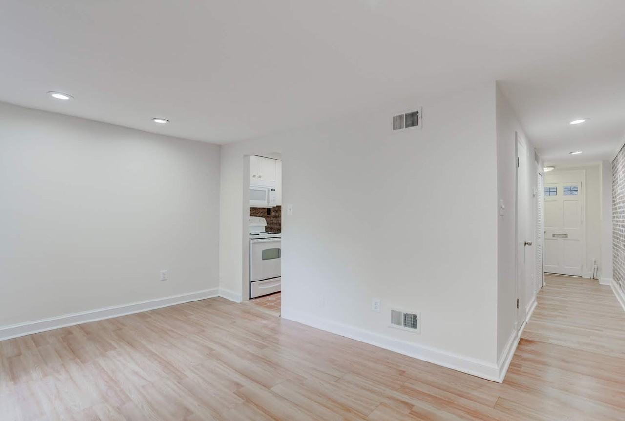 615 10th St Ne #B - Photo 2 of 12