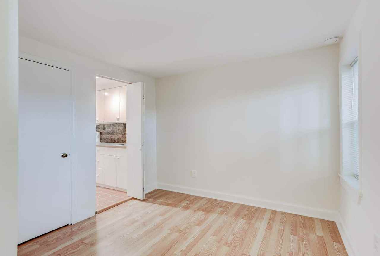 615 10th St Ne #B - Photo 6 of 12