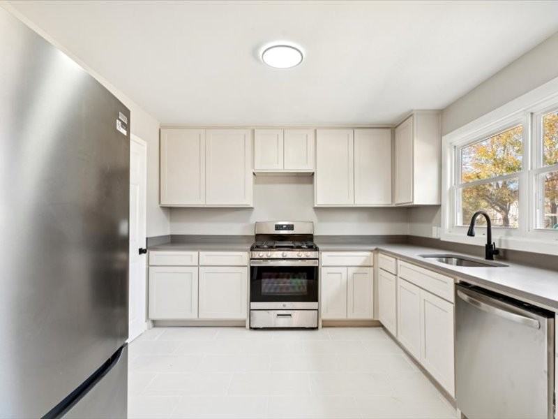 411 W 46th St #NA - Photo 6 of 27