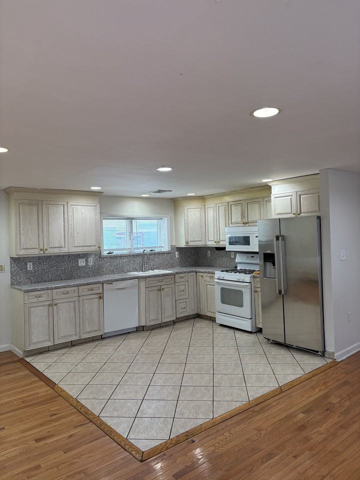 32 Maiden Ln #NA - Photo 2 of 15