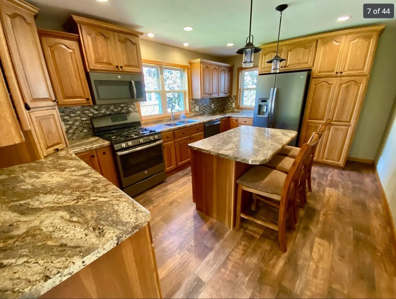 1359 Oakes St - Photo 3 of 9