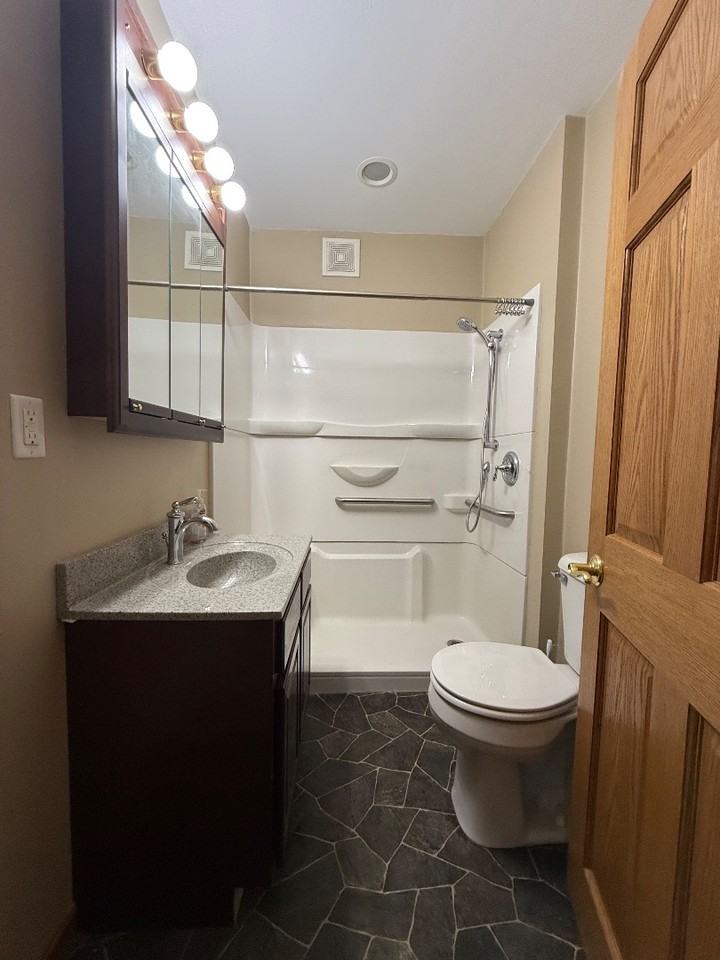 1359 Oakes St - Photo 5 of 9