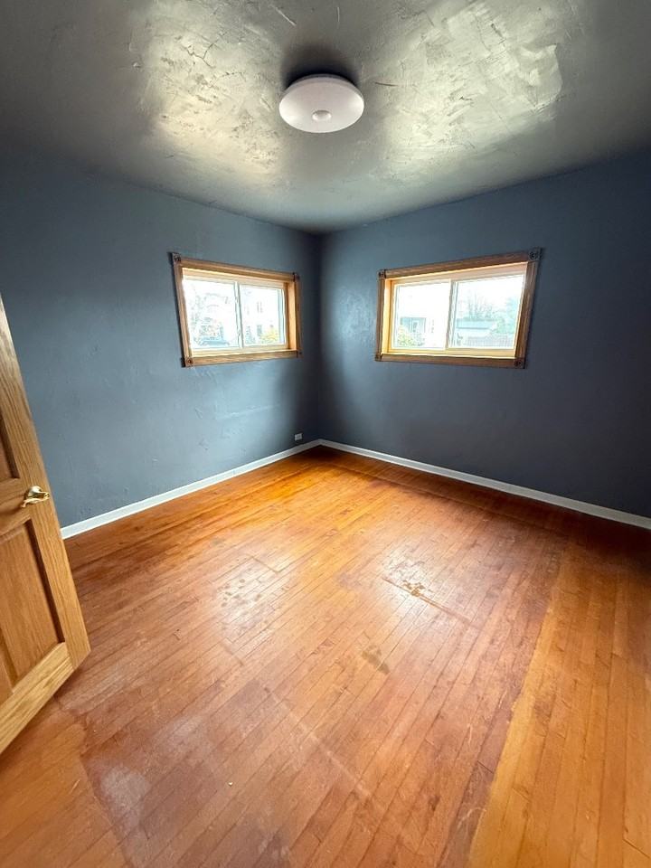 1359 Oakes St - Photo 6 of 9