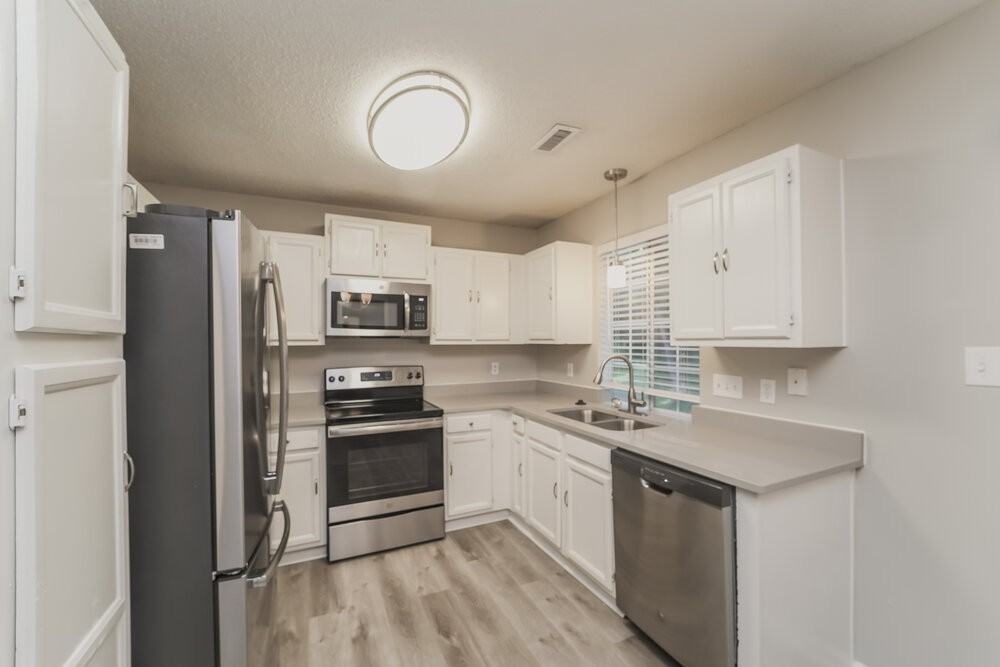 9000 Oren Thompson Rd - Photo 7 of 17