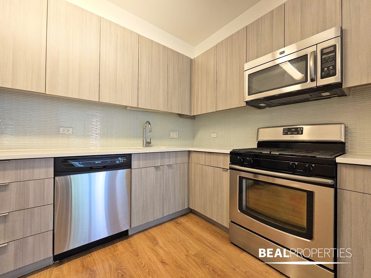 558 W Webster Ave - Photo 3 of 22