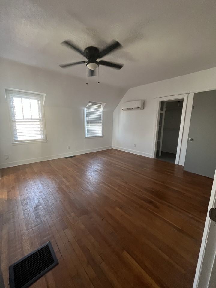 209 E Maple St #2 - Photo 4 of 5